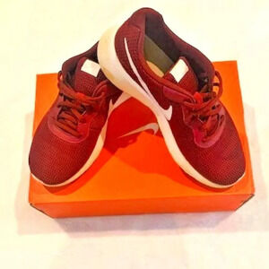 Youth Nike Tanjun Trainers size‎ 7Y in Team Red